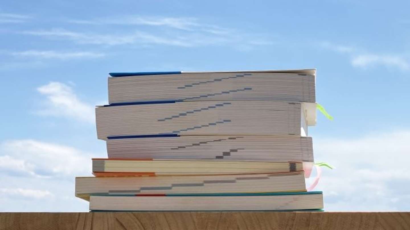 沢山の参考書をくれた人へ（画像はphotoAC）