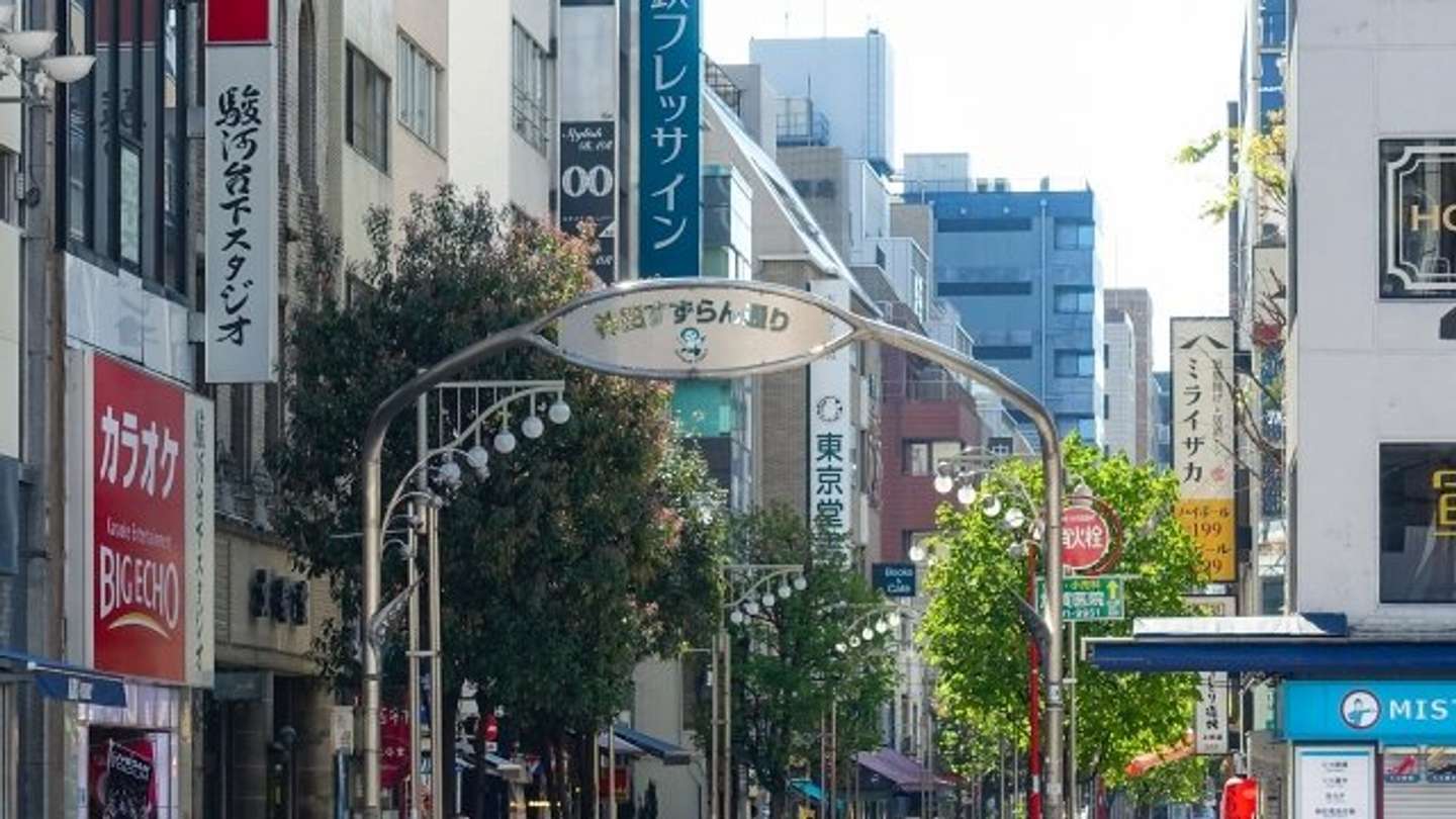 神保町本店が面している「神田すずらん通り」（写真はPhotoACより）