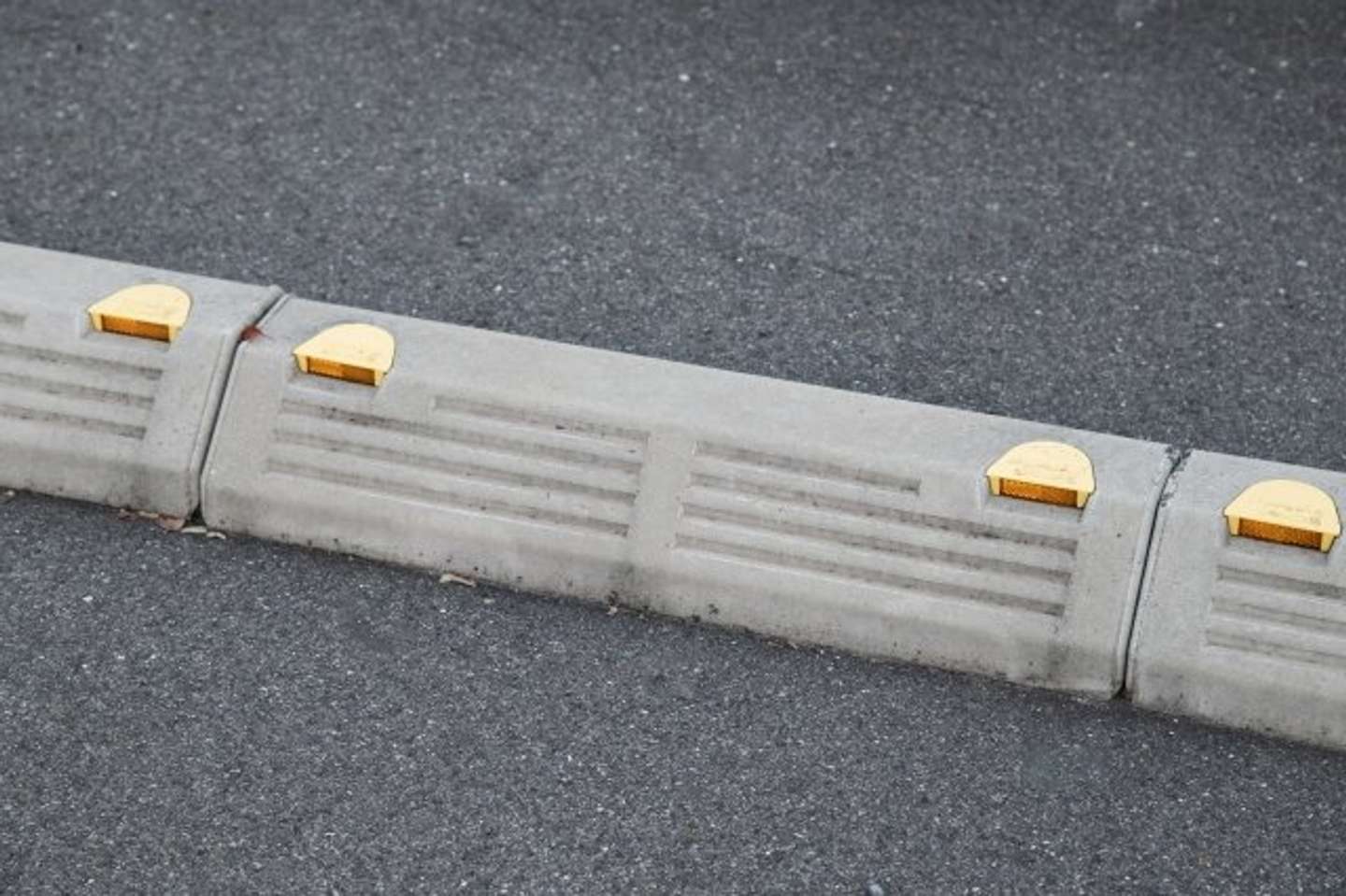 タイヤが乗り上げて（画像はphotoAC）