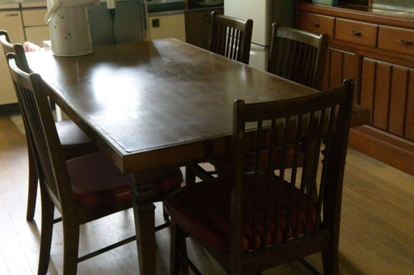 食事をごちそうになって...（画像はphotoAC）