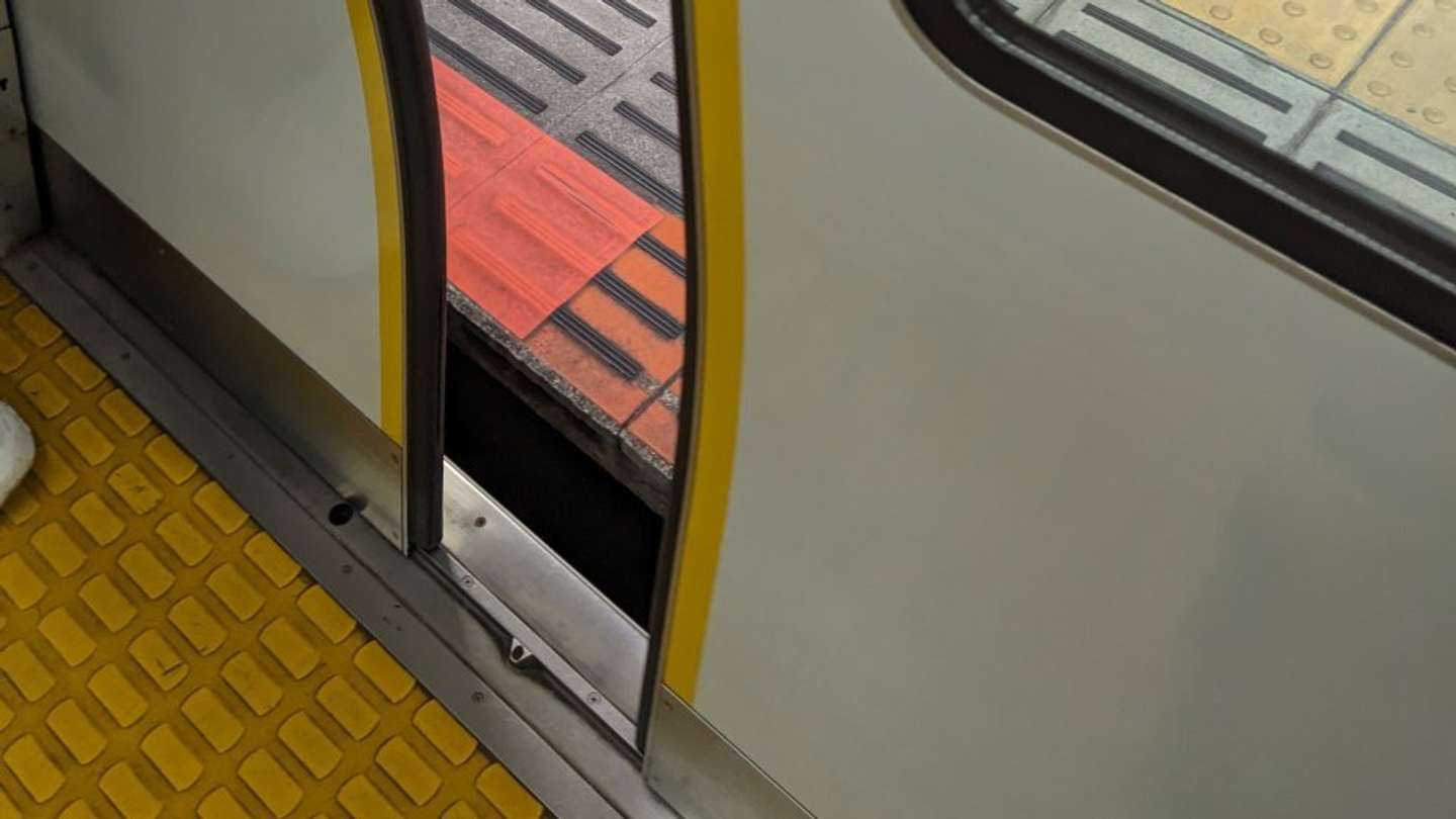 ドアが開いた途端に（画像はphotoAC）