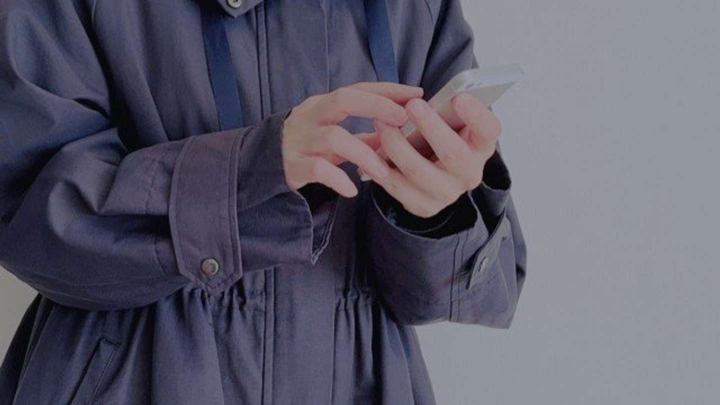 女性が夫に電話を（画像はphotoAC）