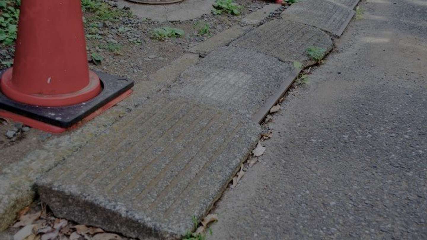 路上で転倒して...（画像はphotoAC）