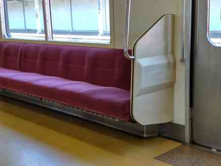 電車で体調が悪くなって…（画像はphotoAC）