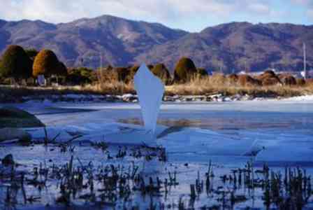 「すごい神々しい」「てことは、この先に...」　長野・諏訪湖の上に現れた〝謎の板〟に1.8万人瞠目
