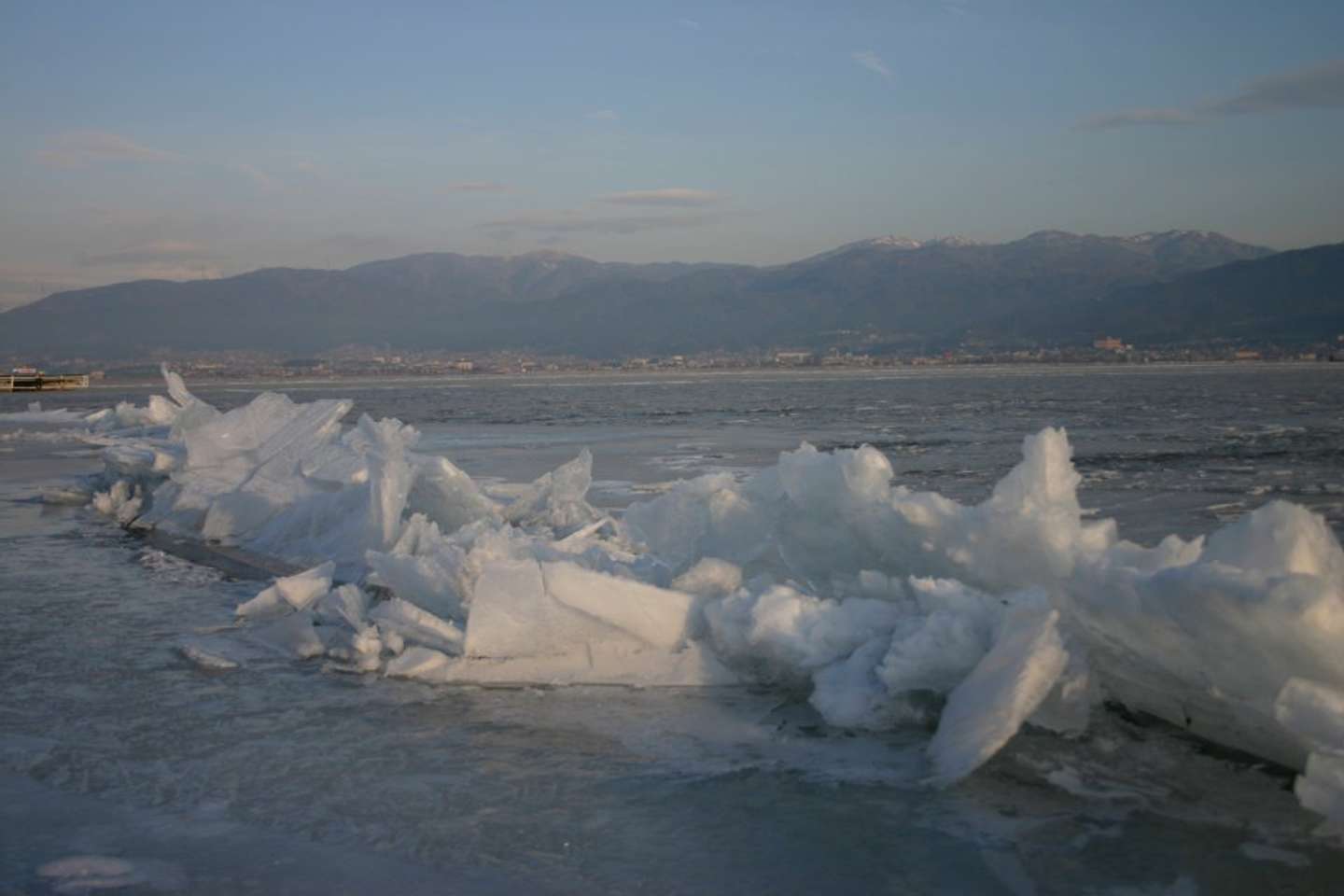 諏訪湖の「御神渡り」（写真は諏訪地方観光連盟「諏訪フォトライブラリより」）
