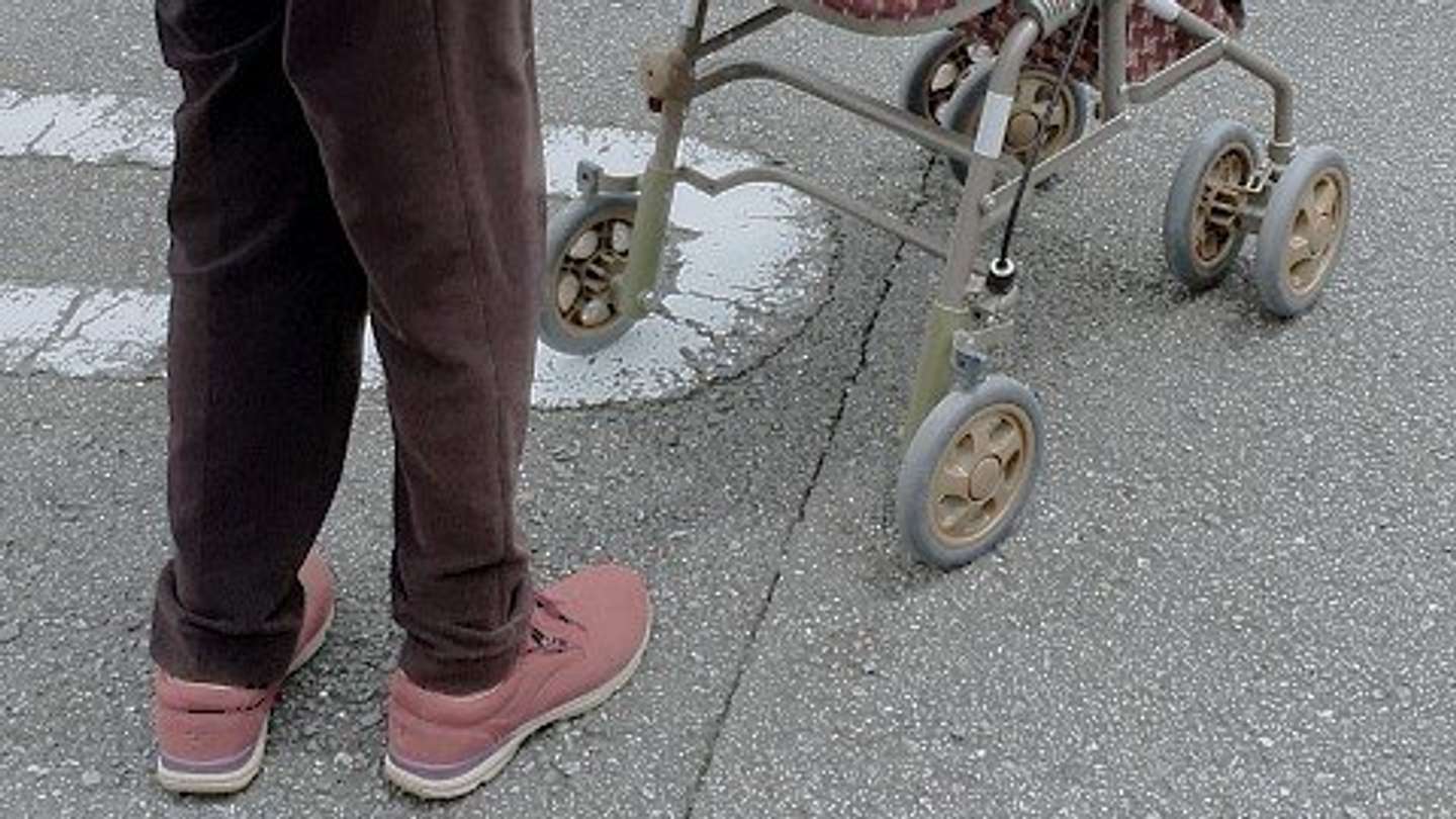 おばあさんを誘導して無事歩道へ（画像はphotoAC）