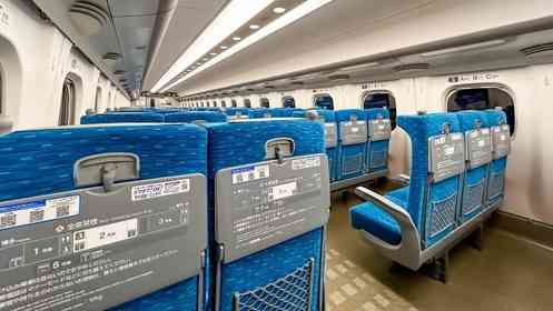 駅のホームで全く知らない人と会話していた男性　新幹線に乗ると私の隣に座ってきて、おもむろに...（広島県・30代男性）