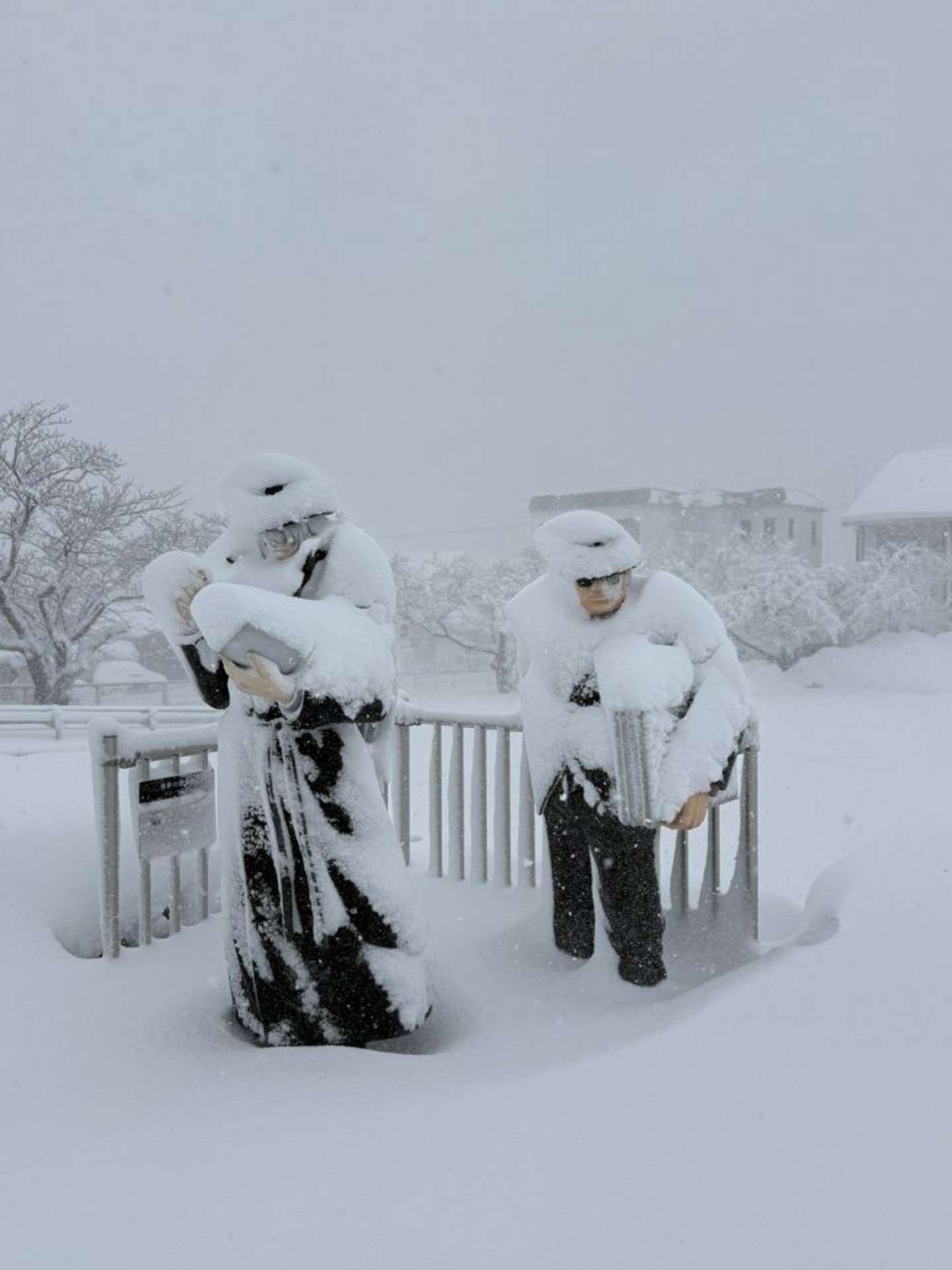 雪に埋もれる「ジン」と「ウォッカ」のオブジェ（画像はあんこ＠__ankoo＿さんの投稿より）