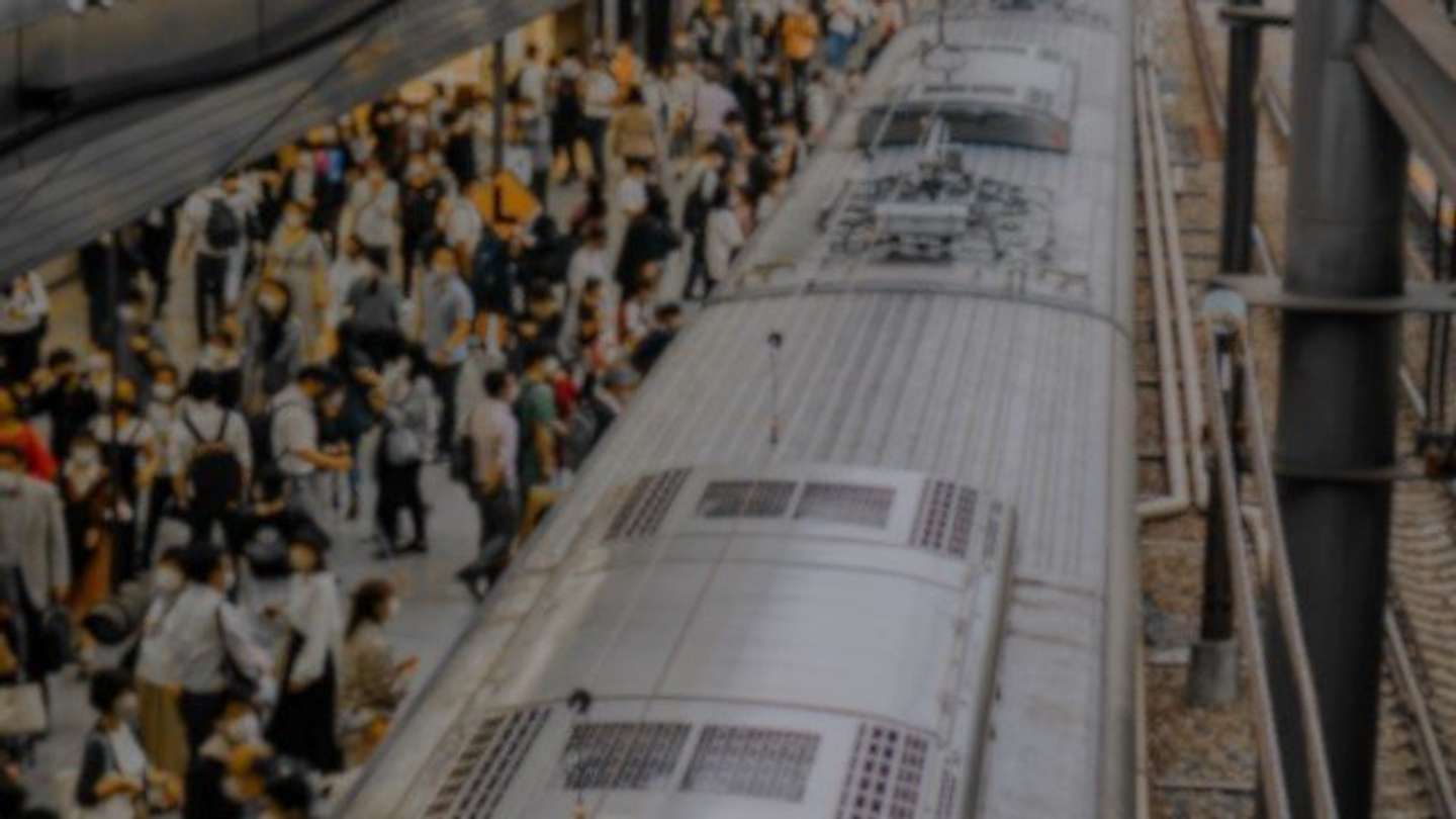どんどん混雑してくる電車で（画像はphotoAC）