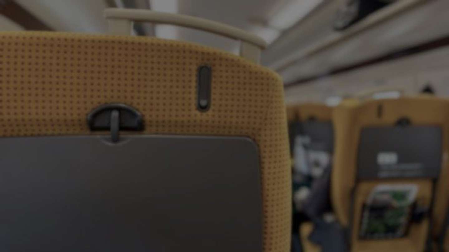 隣の席の女性と話して...（画像はphotoAC）