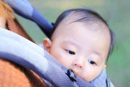 「2歳と0歳の子供を連れ、ベビーカーも抱える私。必死に階段を下りてたら、男子大学生が突然...」（東京都・30代女性）