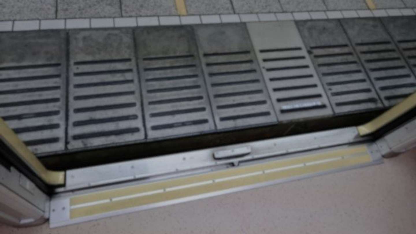 帰宅ラッシュの地下鉄で…（画像はphotoAC）