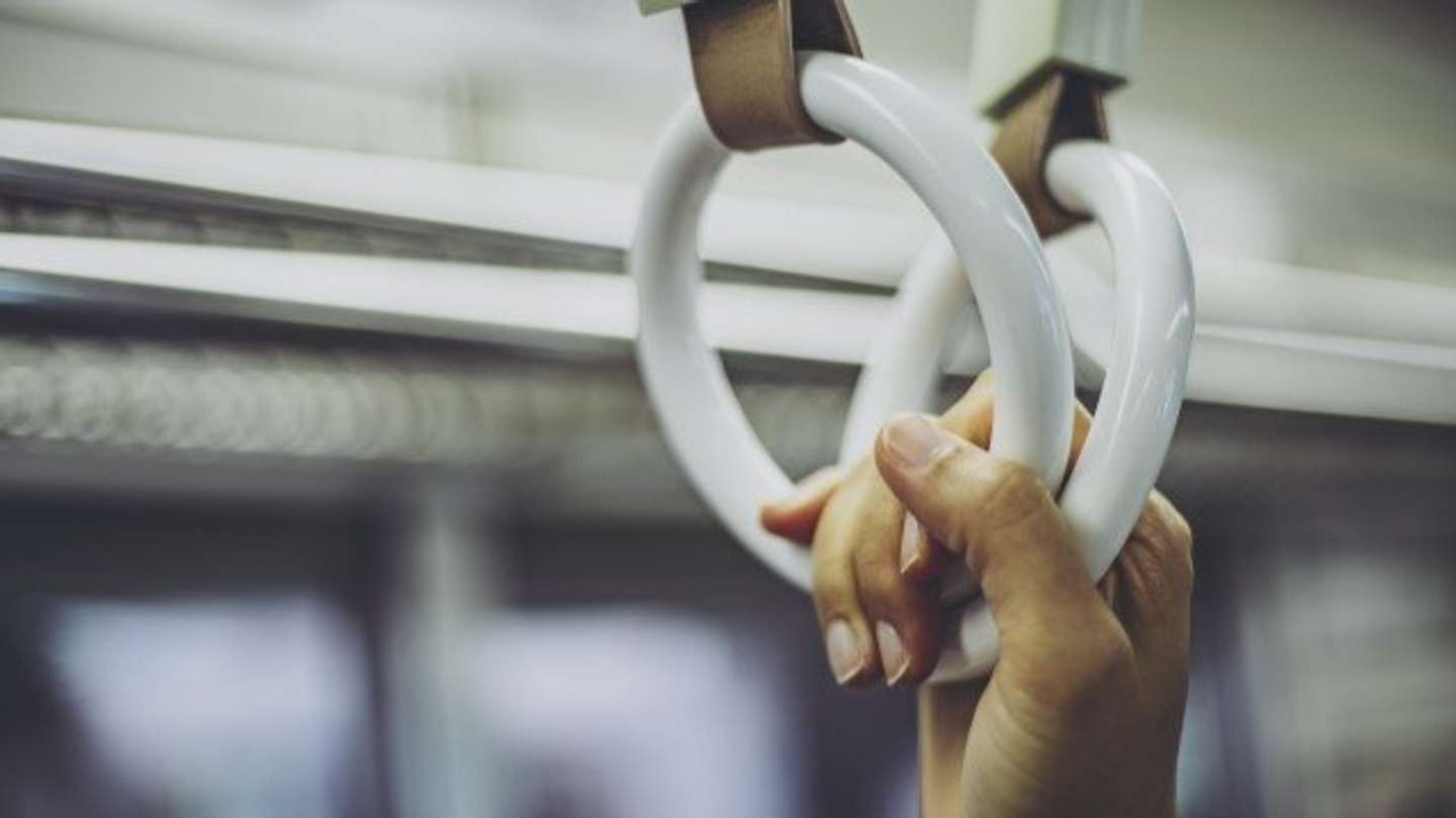 ちいさな息子は母の足元に（画像はphotoAC）