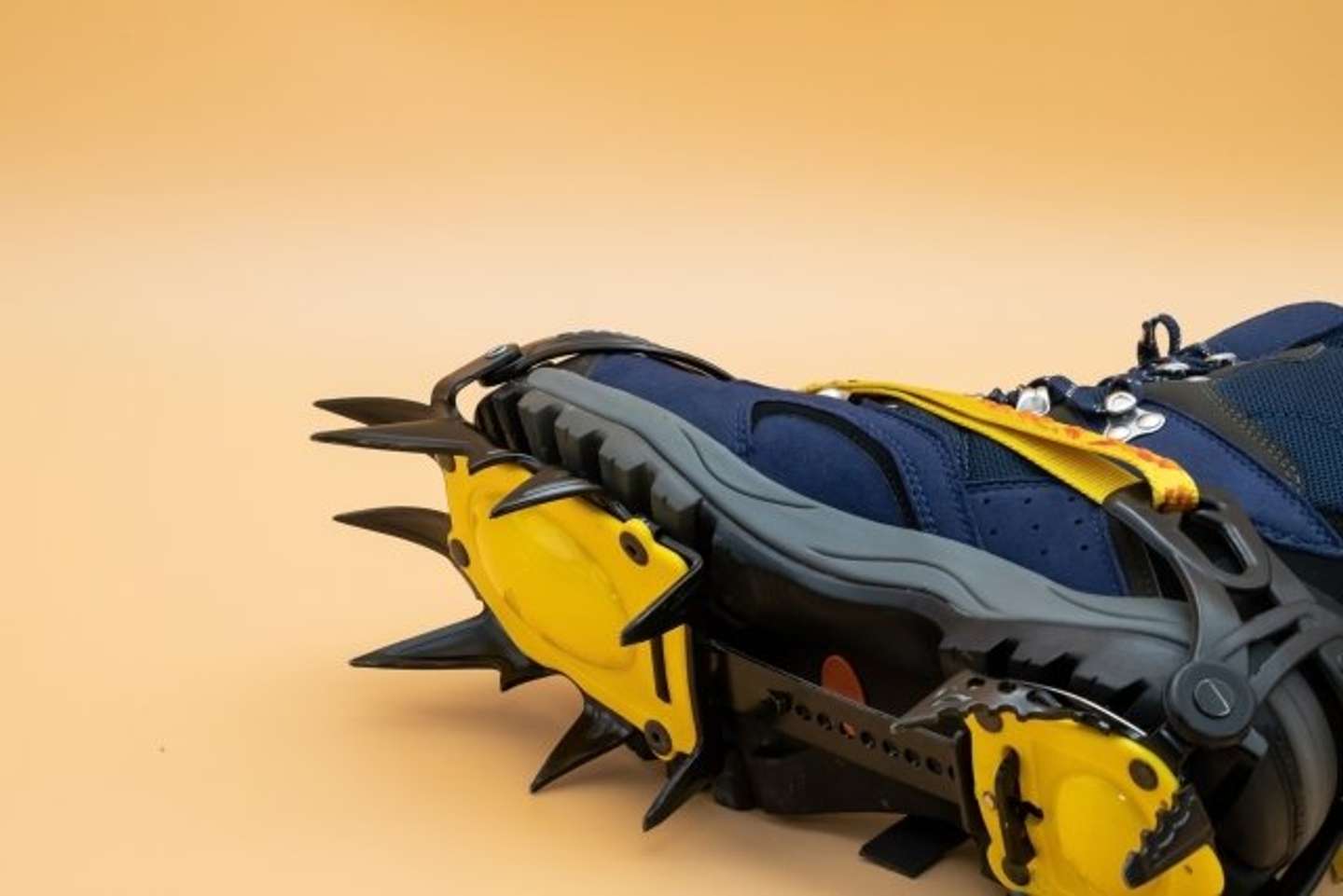 アイゼンなしでの下山は困難で（画像はphotoAC）