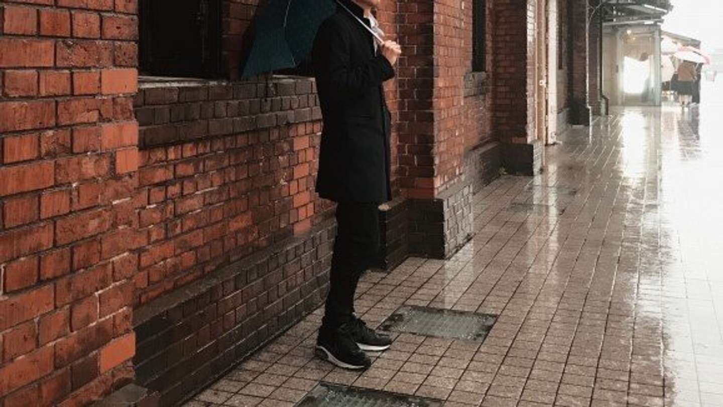 雨宿り中に男性たちが…（画像はphotoAC）