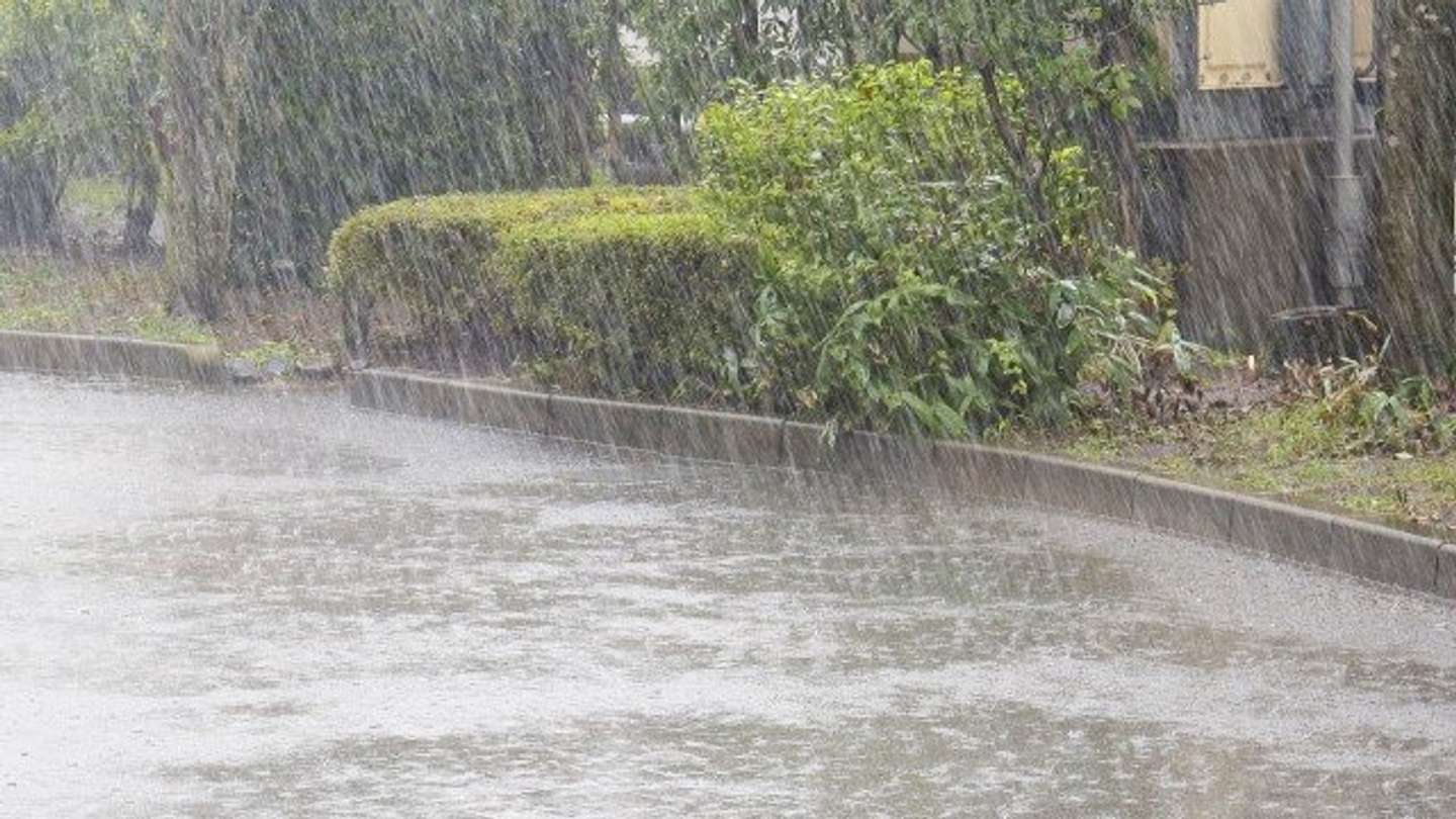 どしゃ降りの雨の中...（画像はphotoAC）