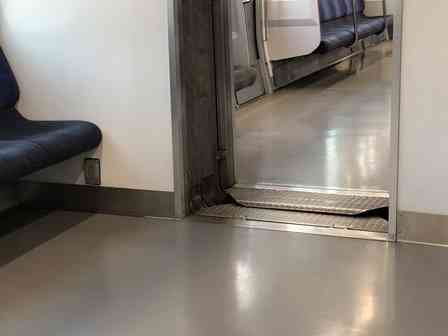 「帰宅ラッシュの総武線で突然の体調不良。車内では我慢して我慢して...気づけば駅のホームで」（千葉県・50代女性）