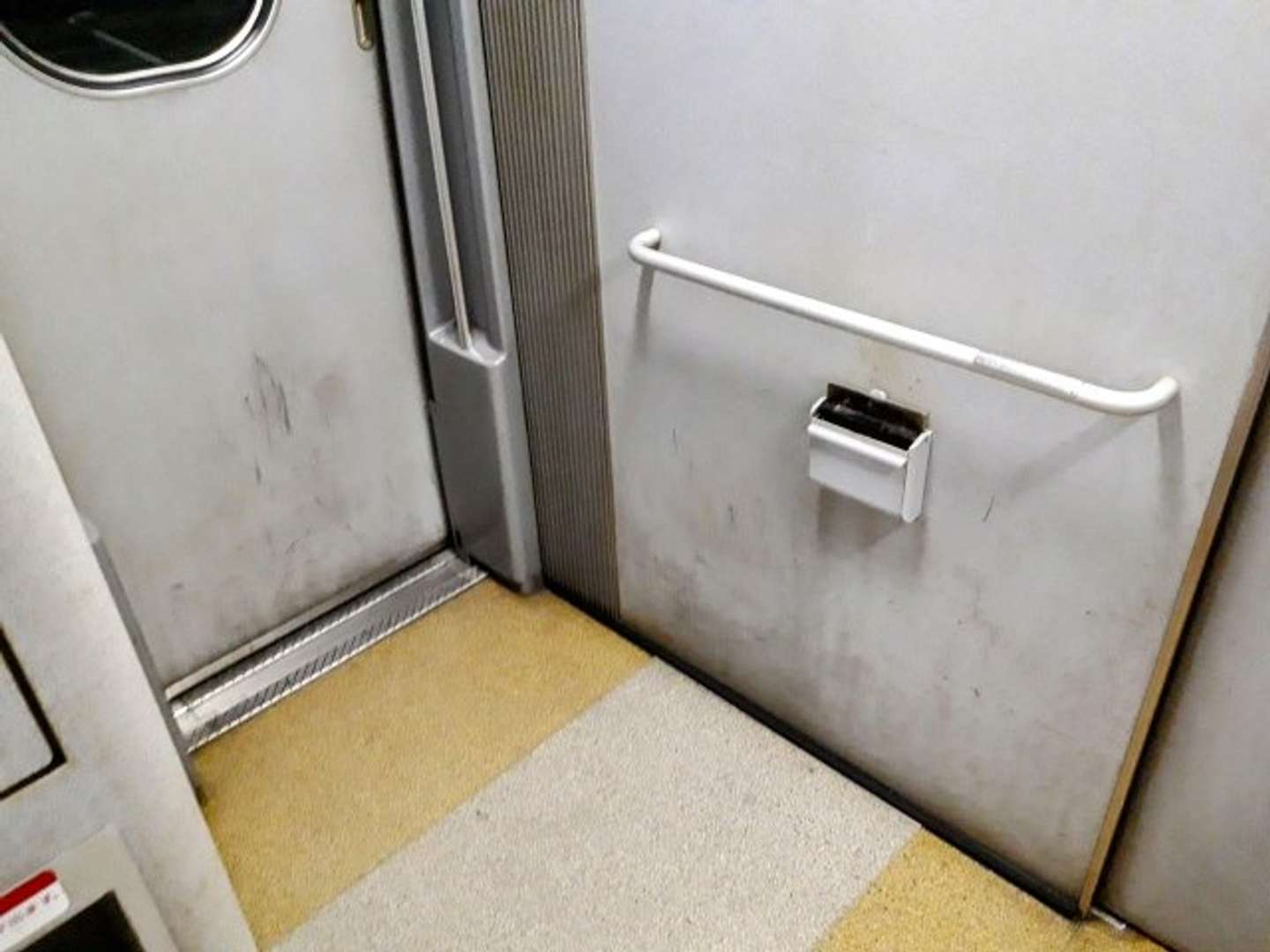 その昔、新幹線で（画像はphotoAC）