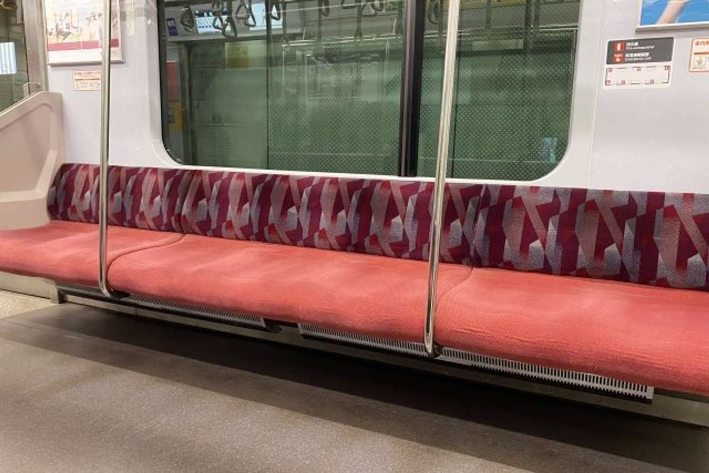 学生らしき若者が（画像はphotoAC）