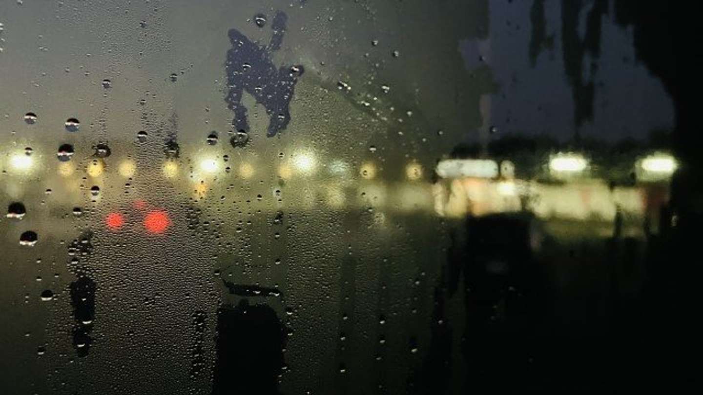 気づけば隣は空席に（画像はphotoAC）