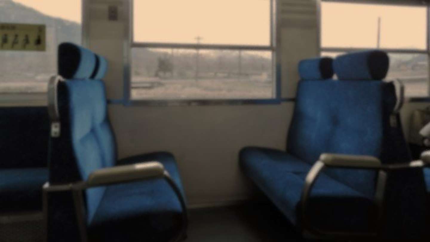 止まった電車の中で（画像はphotoAC）
