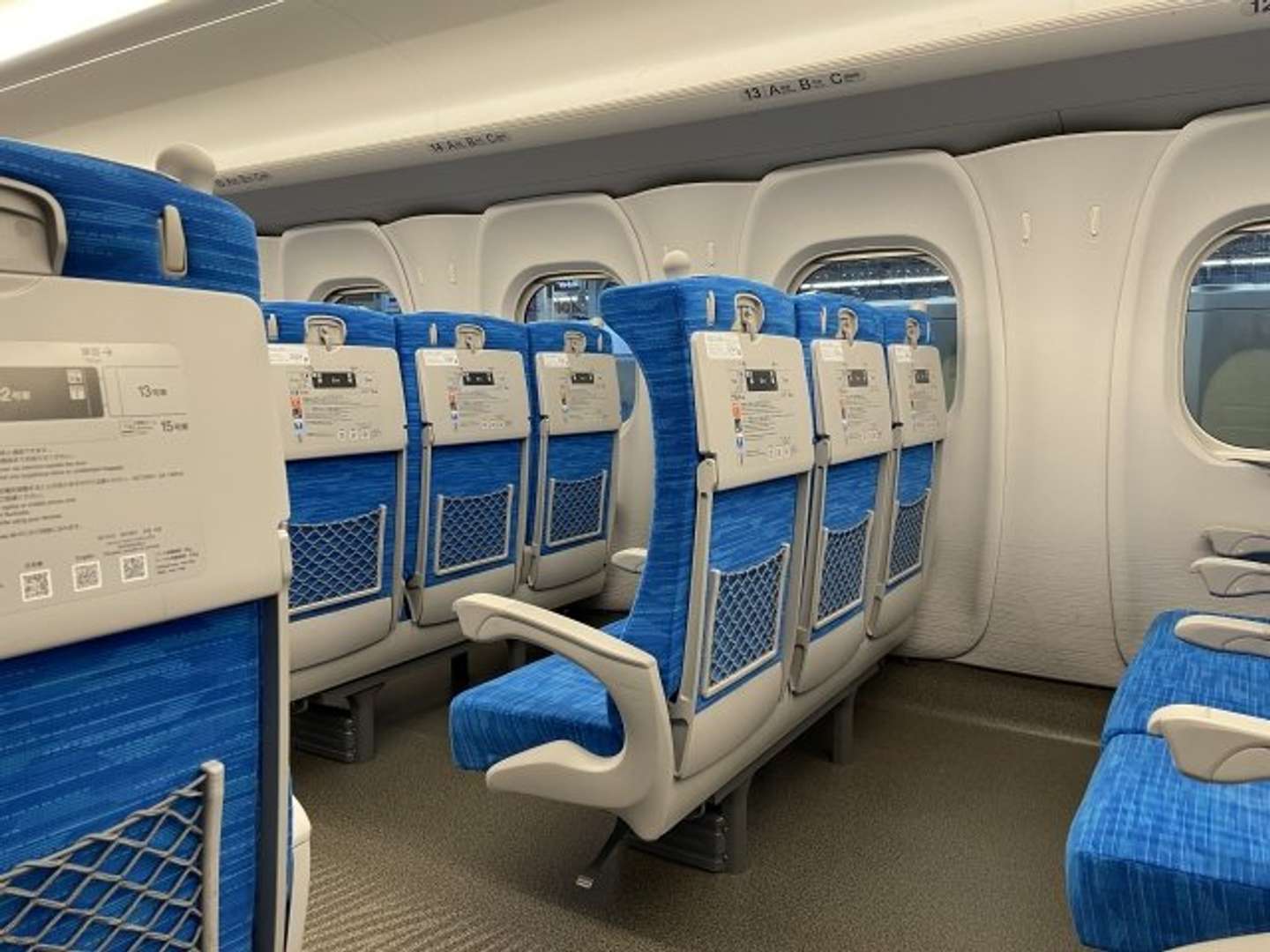 新幹線で駅弁を食べる時は...（画像はphotoAC）