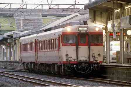 真夏でも扇風機しかない電車内　祖母を訪ねた一家の母がまるで家にいるような様子で娘に向かって（愛知県・70代以上男性）