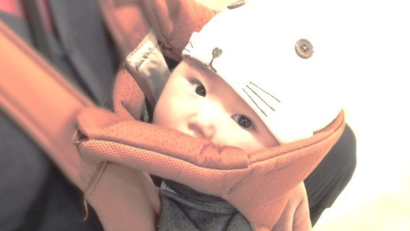 幼い娘、大きな荷物、大混雑の東京駅（画像はphotoAC）