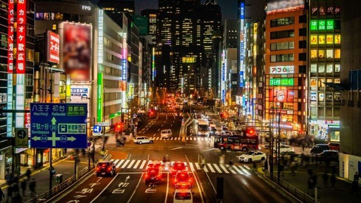 新宿の街で（画像はphotoAC）