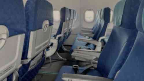 「高所恐怖症だけど飛行機に搭乗。怖すぎて震える私を、近くの席の若い男性客が...」（沖縄県・40代女性）