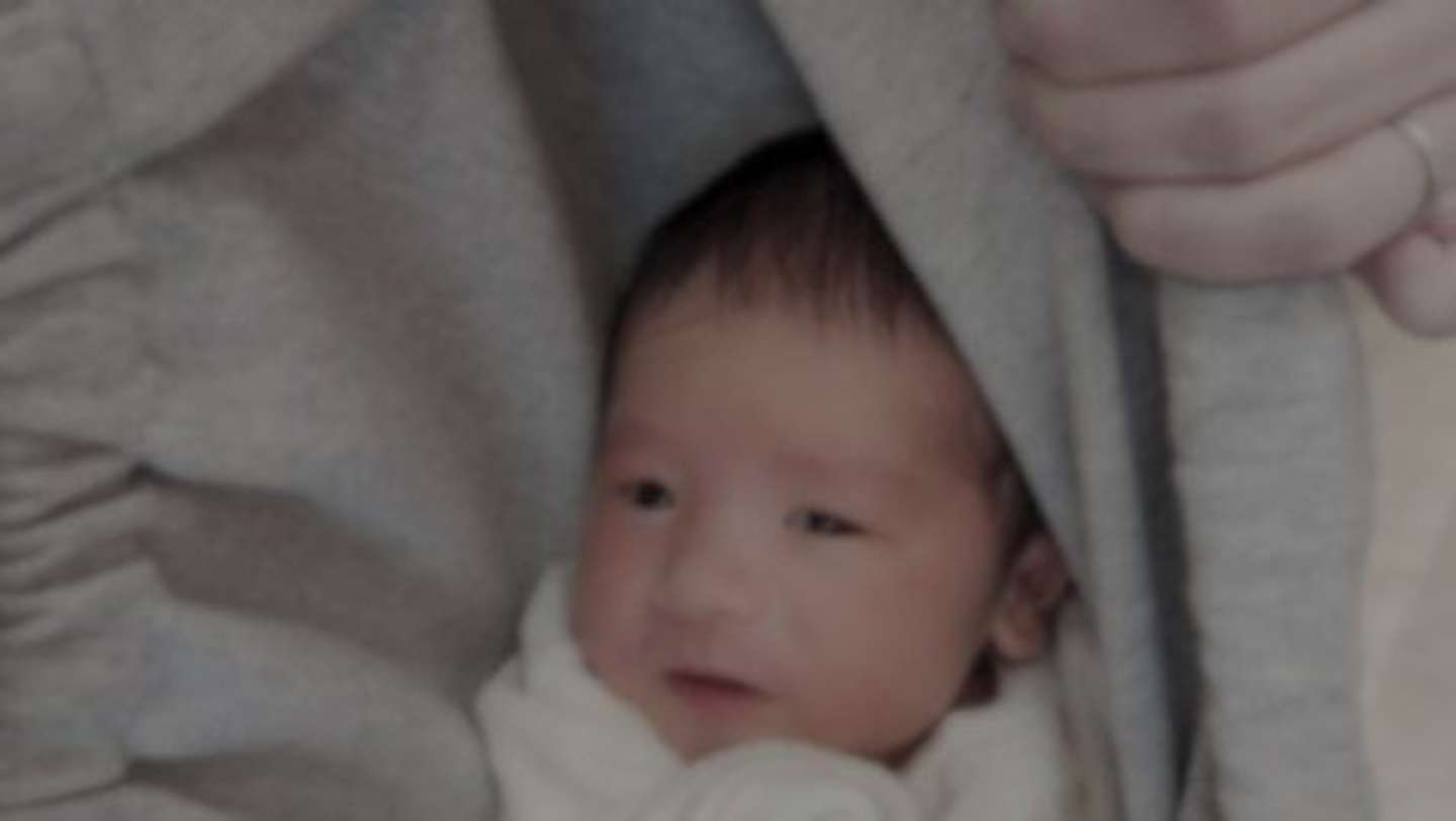 赤ちゃんはスリングにすっぽり（画像はphotoAC）