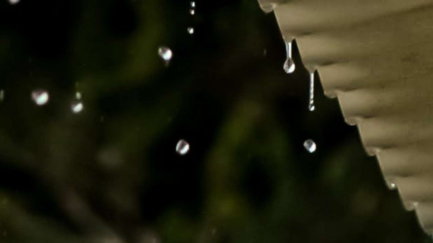 雨は降り続き...（画像はphotoAC）