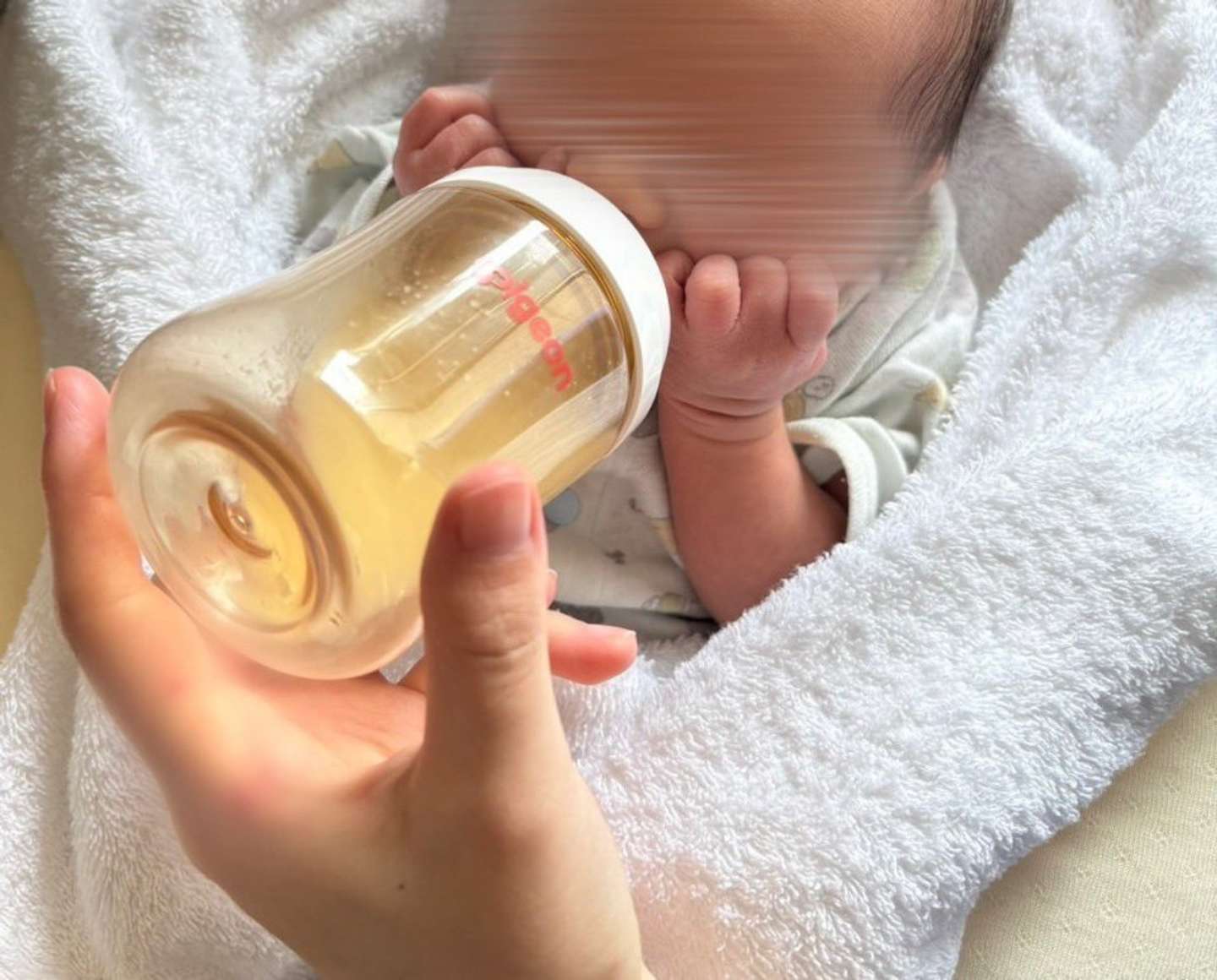 ほっぺにおててポーズ（画像はくまぴ（＠mmpasm）さんの投稿より）