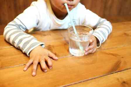 東京駅近くのスタバで（画像はphotoACより、イメージ）