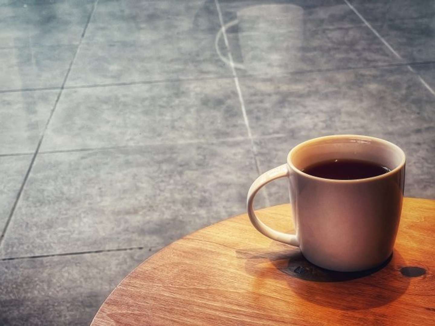 そそくさと店を出て...（画像はphotoACより、イメージ）