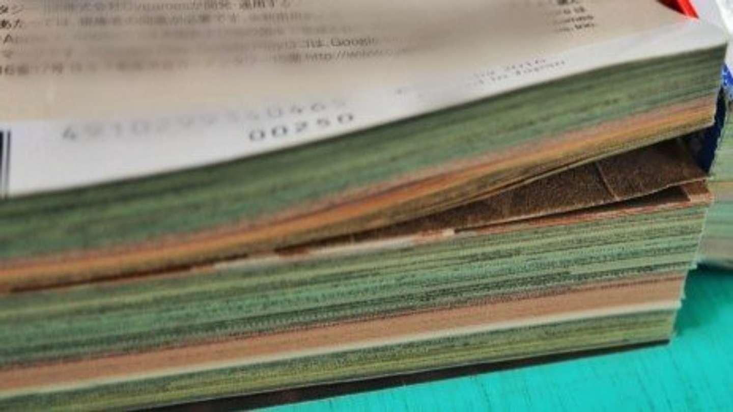 お姉さんたちが読んでいたのは（画像はphotoAC）