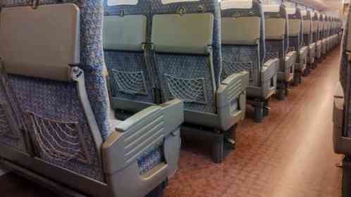 夫は乗務員の元へ（画像はphotoACより、イメージ）