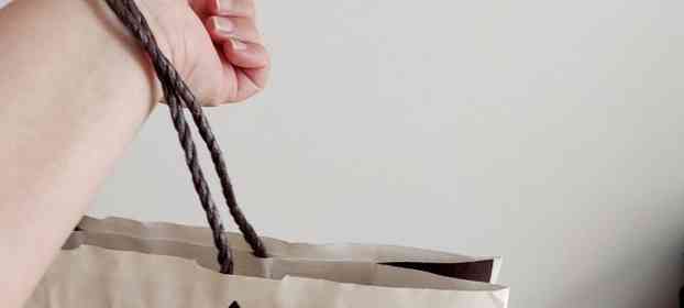 お土産でいっぱいの紙袋が（画像はphotoAC、イメージ）