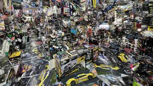 「脳バグる」「高熱出した時の夢」　西軽井沢のイエローハットの様子がおかしい...驚異の内装に2.9万人困惑