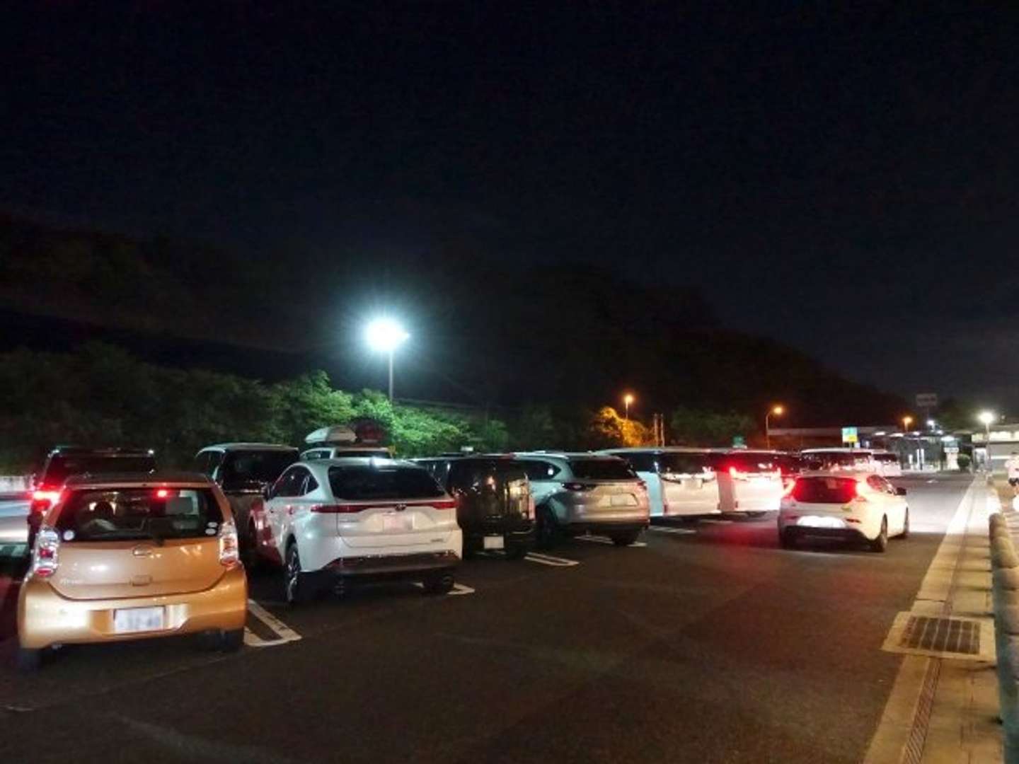 車で帰省の途中に（画像はphotoAC）