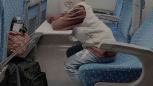 夏休みのひとり旅で「お別れ」したらウルウル　隣に座っていた知らないお姉さんの態度は（東京都・60代女性）