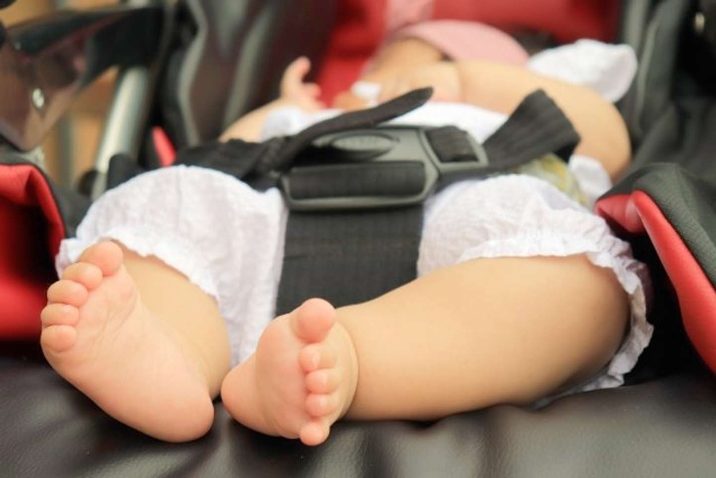 ベビーカーで買い物へ（画像はphotoAC）