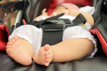 ベビーカーで買い物へ（画像はphotoAC）