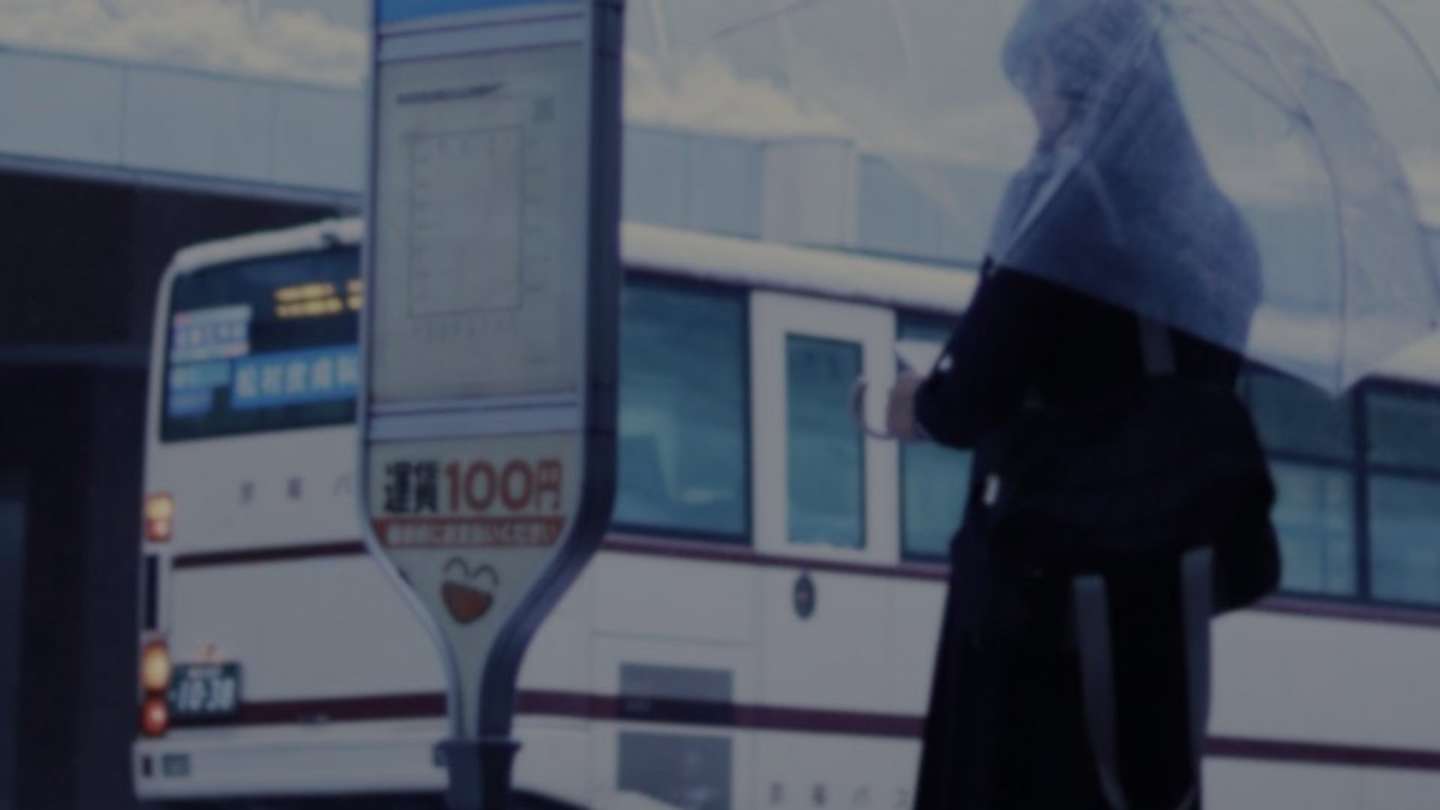 雨の日、バス停で（画像はphotoAC）