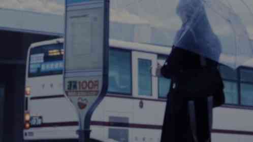 雨の日、バス停で（画像はphotoAC）