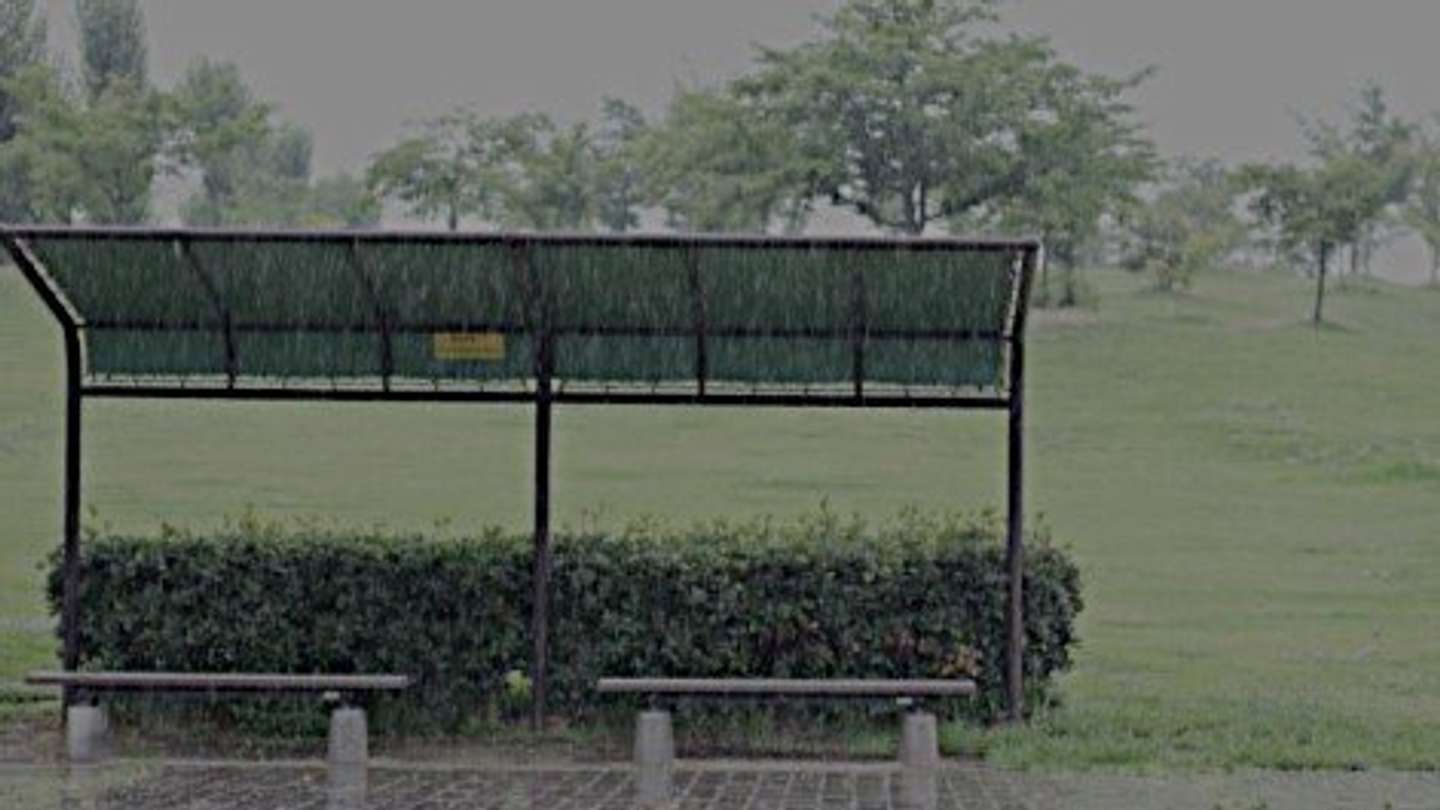 雨の日、バス停で（画像はphotoAC）
