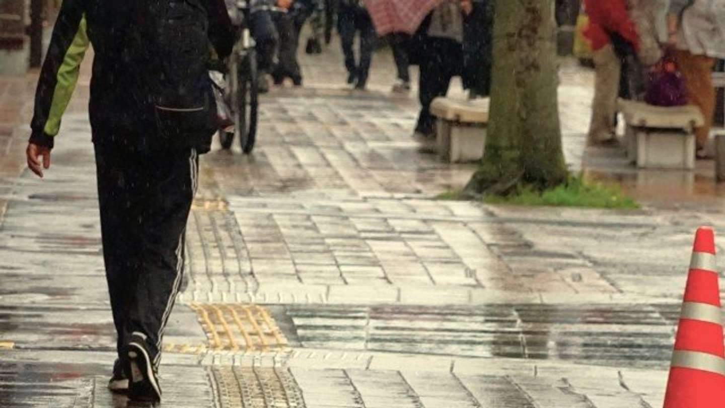 雨の日、バス停で（画像はphotoAC）