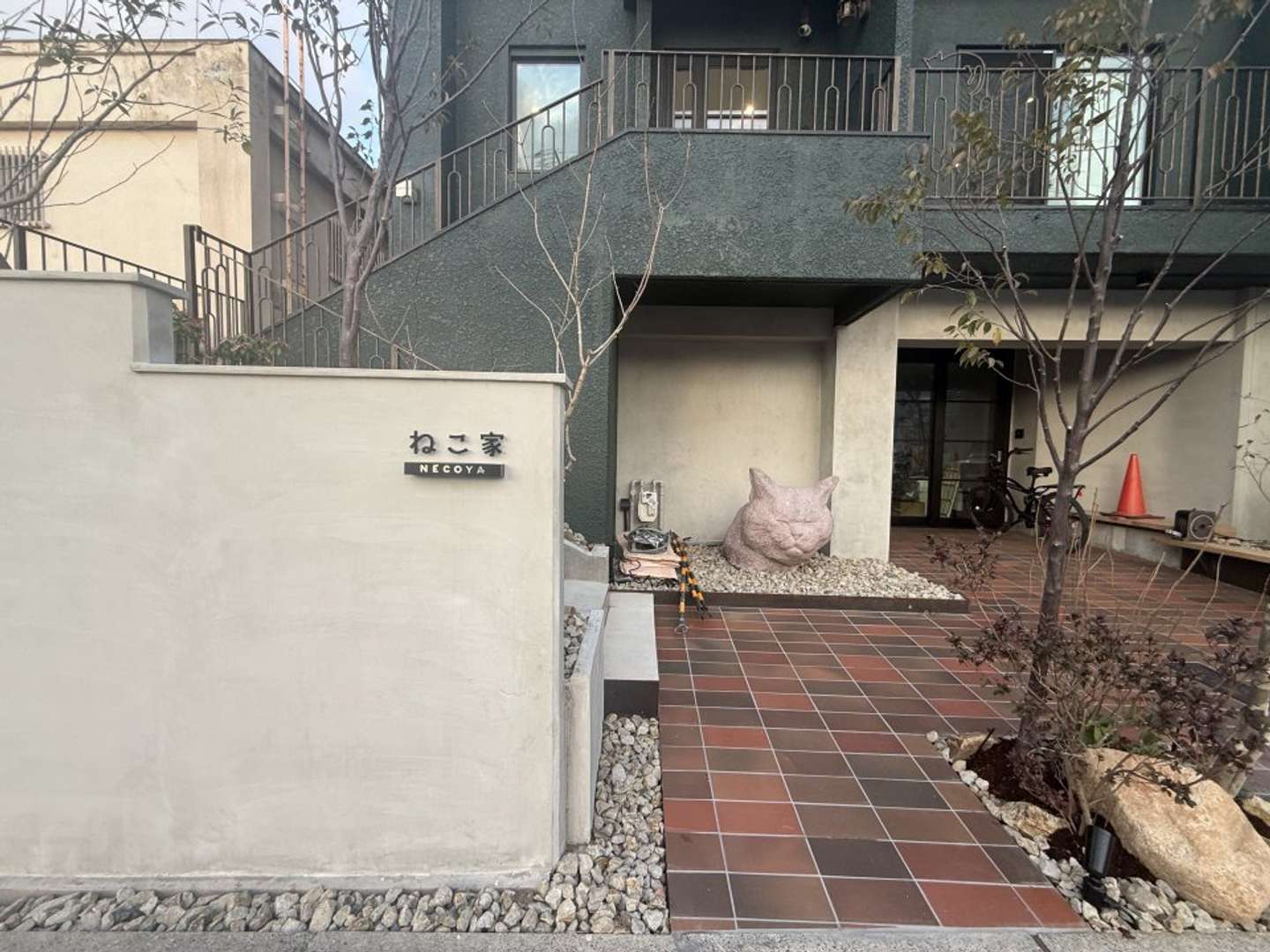 会社のビル入り口に設置（画像提供：ねこ家）