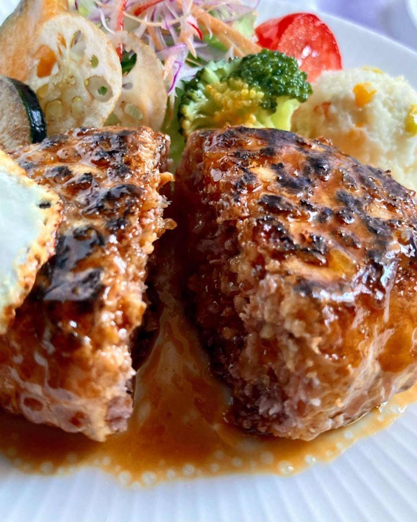 ブロッコリーの蕾もひとつひとつ成形するなど、細部にこだわりがやどる（画像提供：しげりん（＠shigerin_clay）さん）